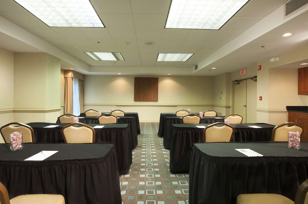 Hampton Inn Pennsville 46/48