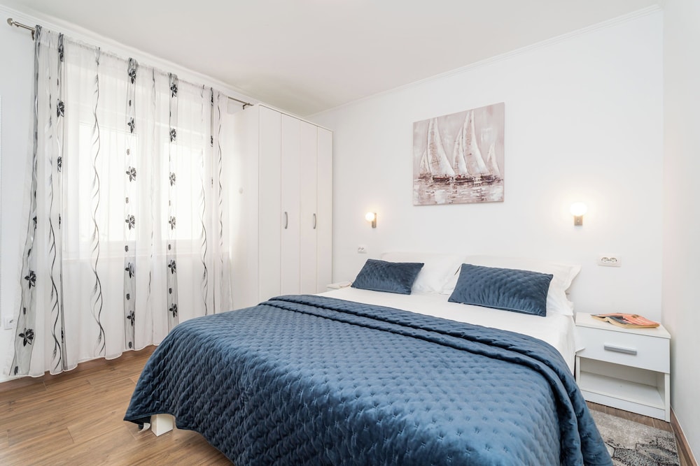Apartments Lora 18/50