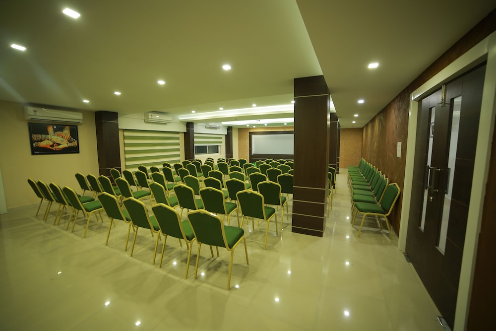 NAKSHATRA EMERALD INN GURUVAYUR 33/41