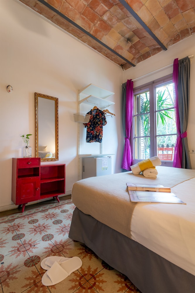 ROOM, QUADRUPLE, SHARED BATHROOM