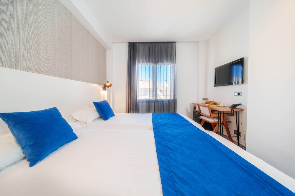 INTERIOR, DOUBLE BED