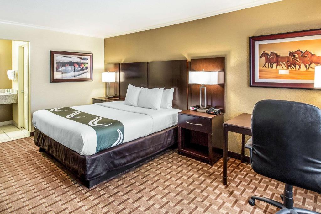 ROOM, KING BED