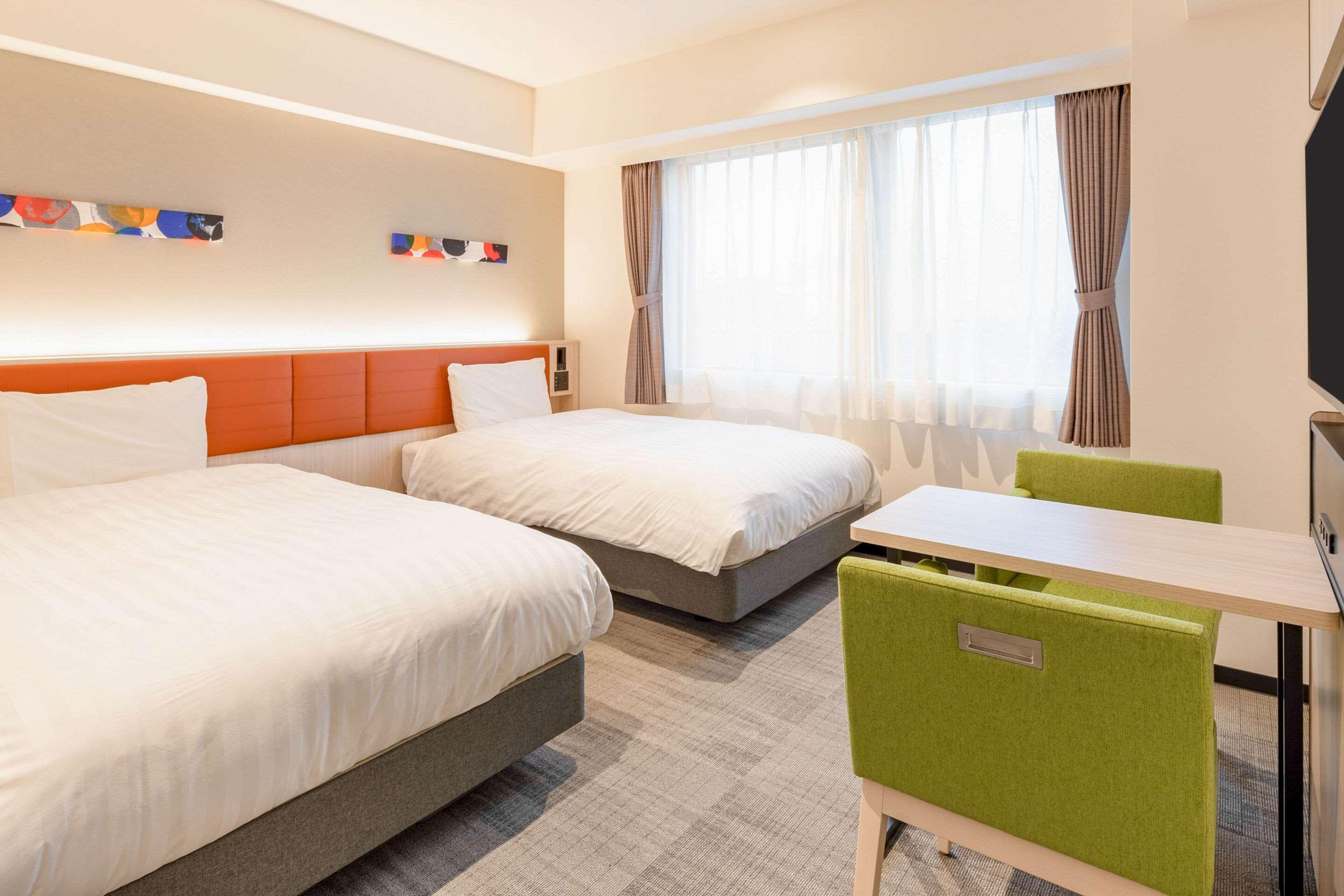 ROOM, TWIN BEDS