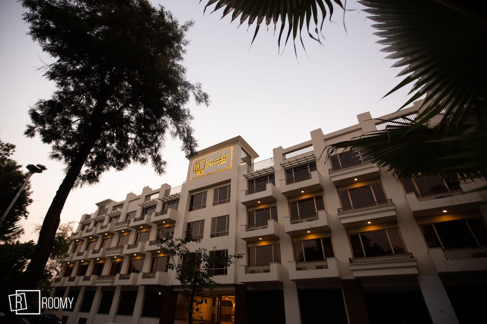 Roomy Signature Hotel 6/40