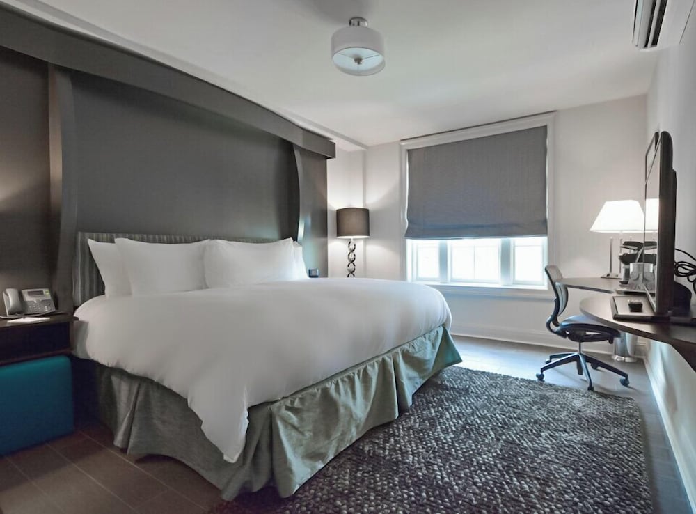ROOM, KING BED, PARTIAL VIEW