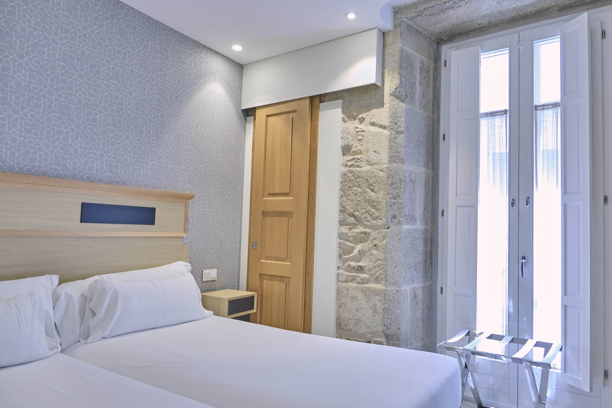 ROOM, DOUBLE OR TWIN BED