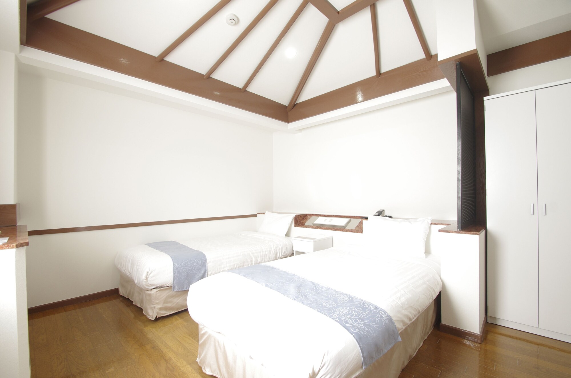 DELUXE, TWIN BEDS