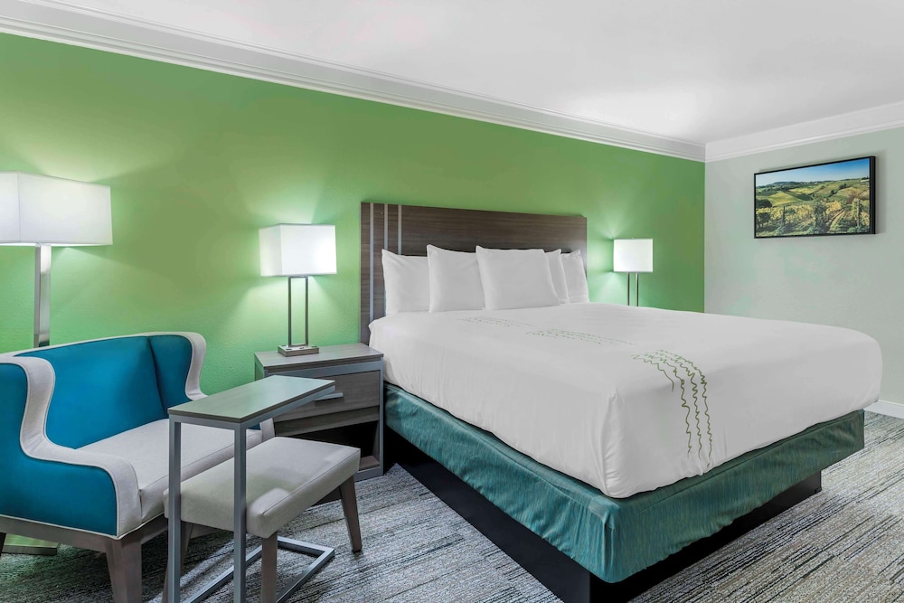 Standard, Queen Bed