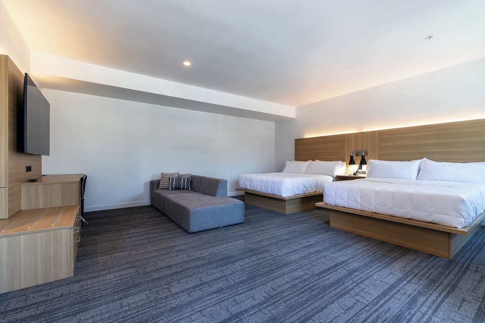 Hotel Mai Downtown Long Beach 15/60