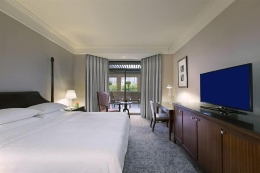 Club, King Bed, Pool Side