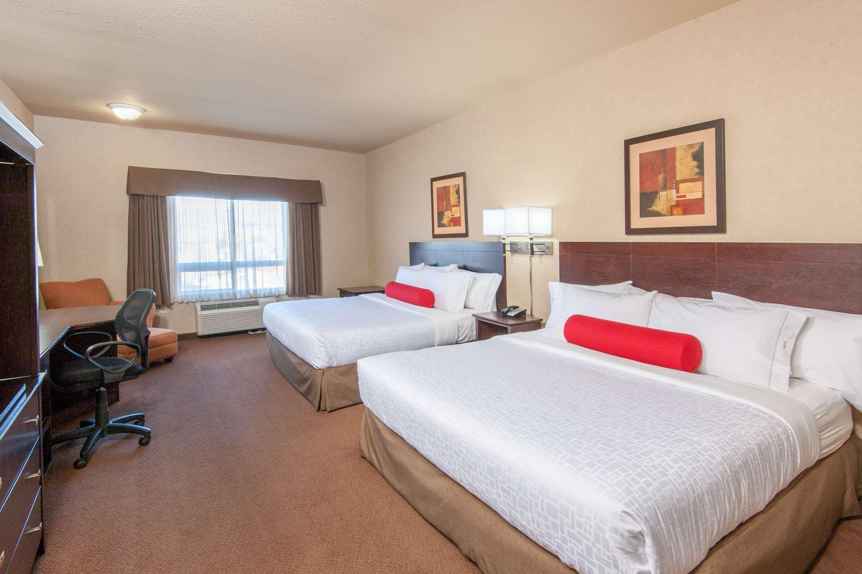 غرفة بسريرين مزدوجين، Ramada By Wyndham Drumheller Hotel & Suites 2/4