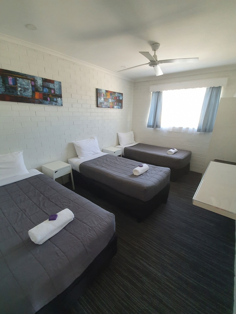 Coastal Bay Motel 31/66