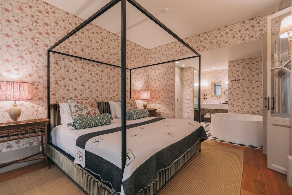 Royal, Suite, Queen Bed, Bathtub