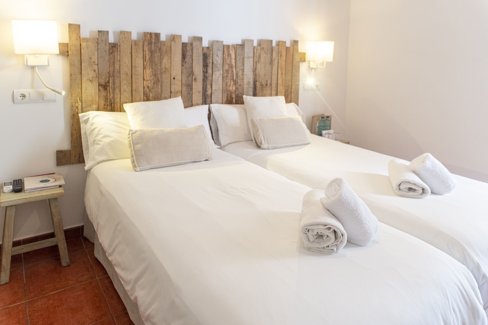 ROOM, DOUBLE BED