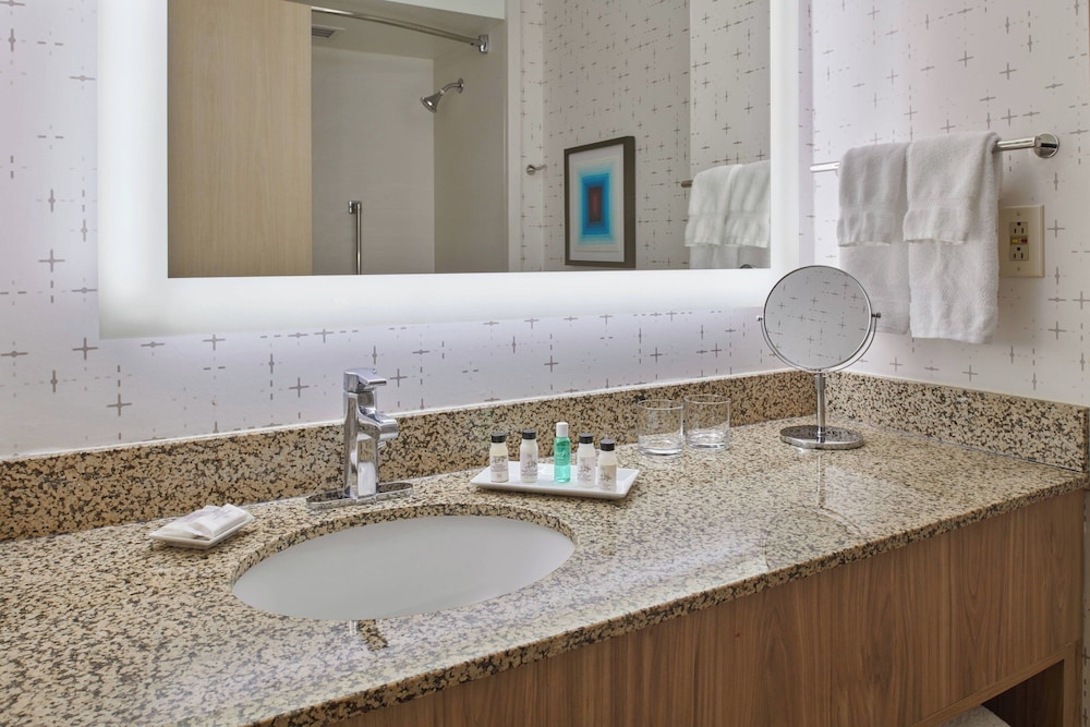 جناح تنفيذي بسرير كينج مع أريكة، Delta Hotels by Marriott Detroit Novi 3/4