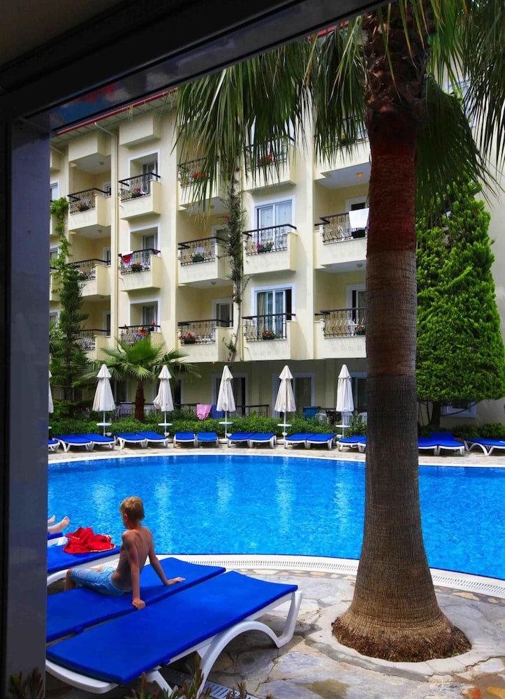 Sun City Apartments 38/42