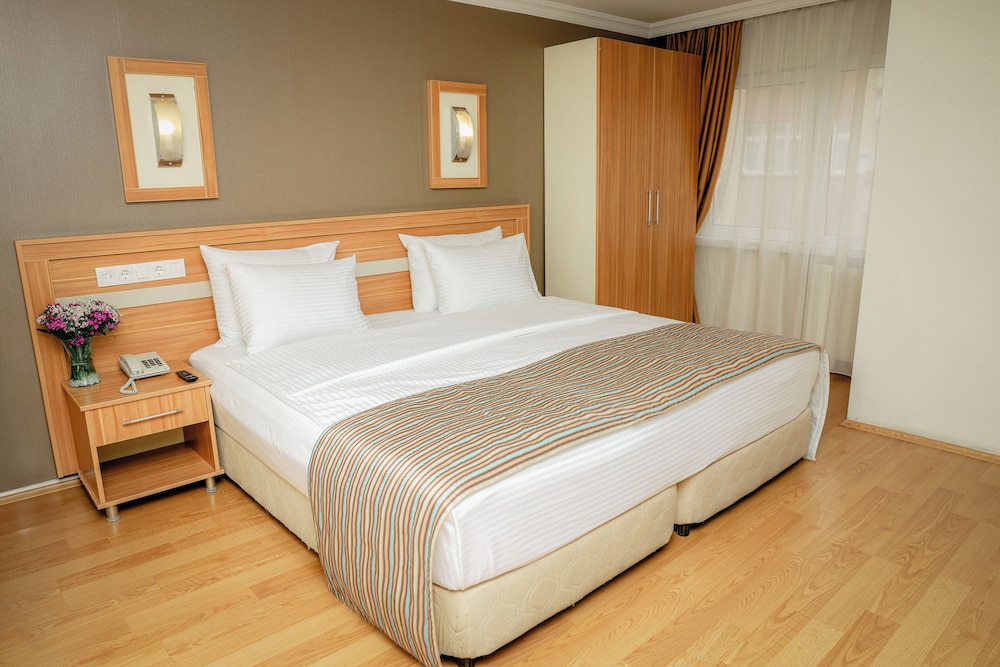 EXECUTIVE, QUEEN BED