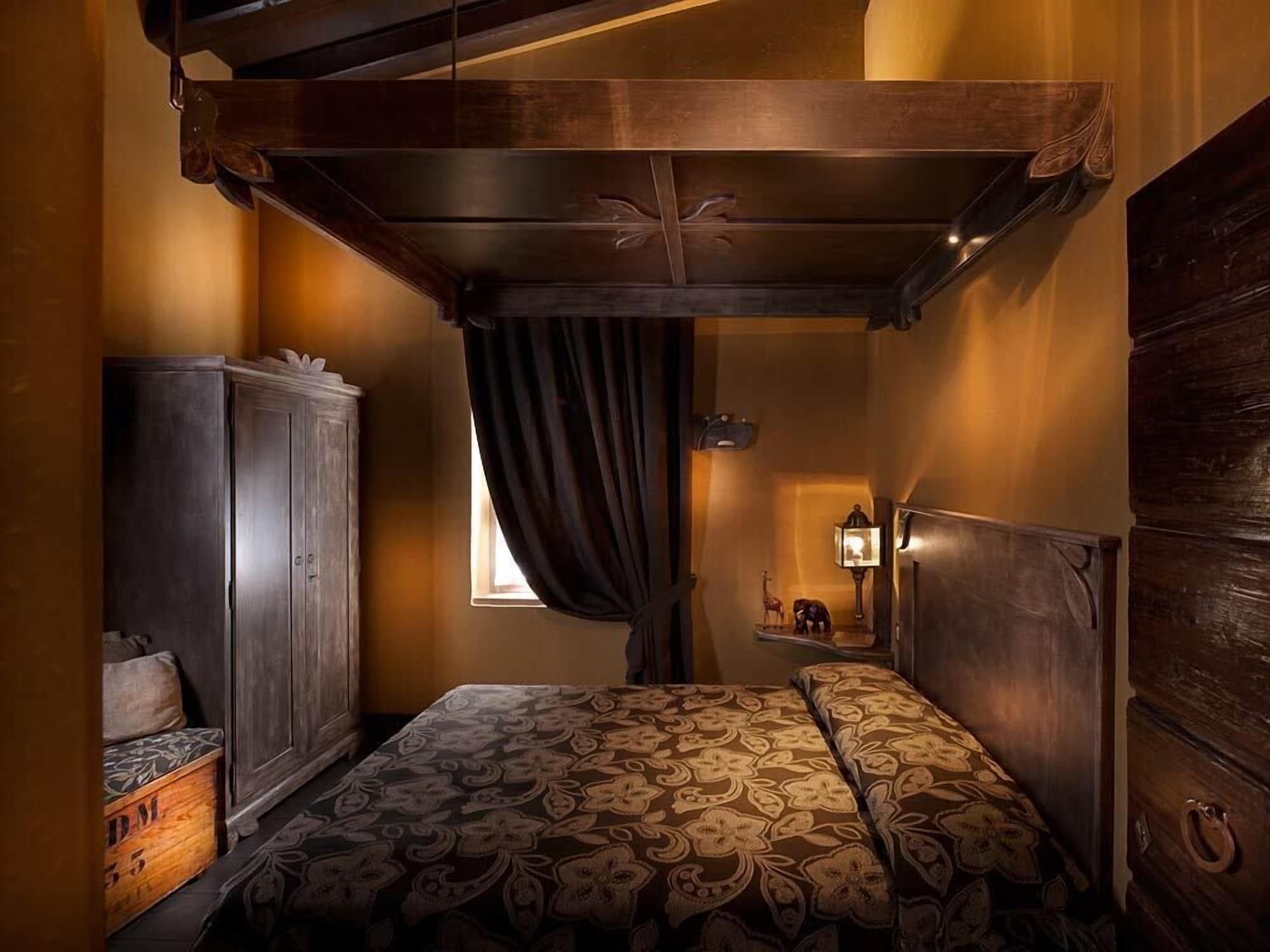 ROOM, SINGLE