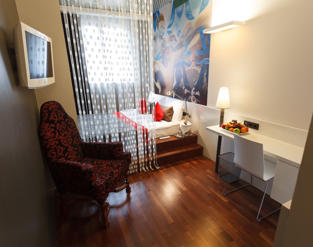 BOHEM ART HOTEL 44/59