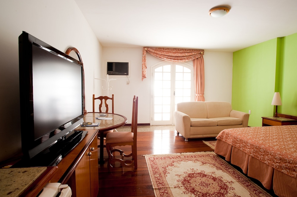 Colonial Plaza Hotel 42/68