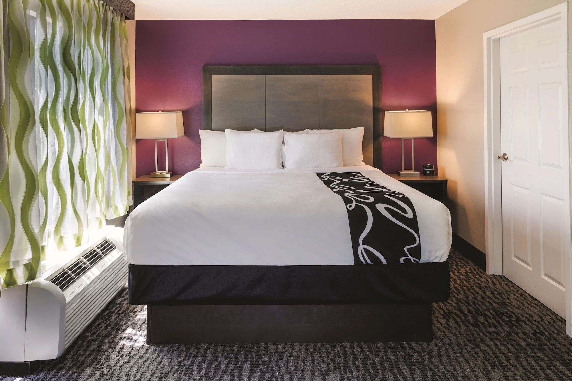 غرفة بسرير كينج، La Quinta Inn and Suites by Wyndham Kennesaw 5/10