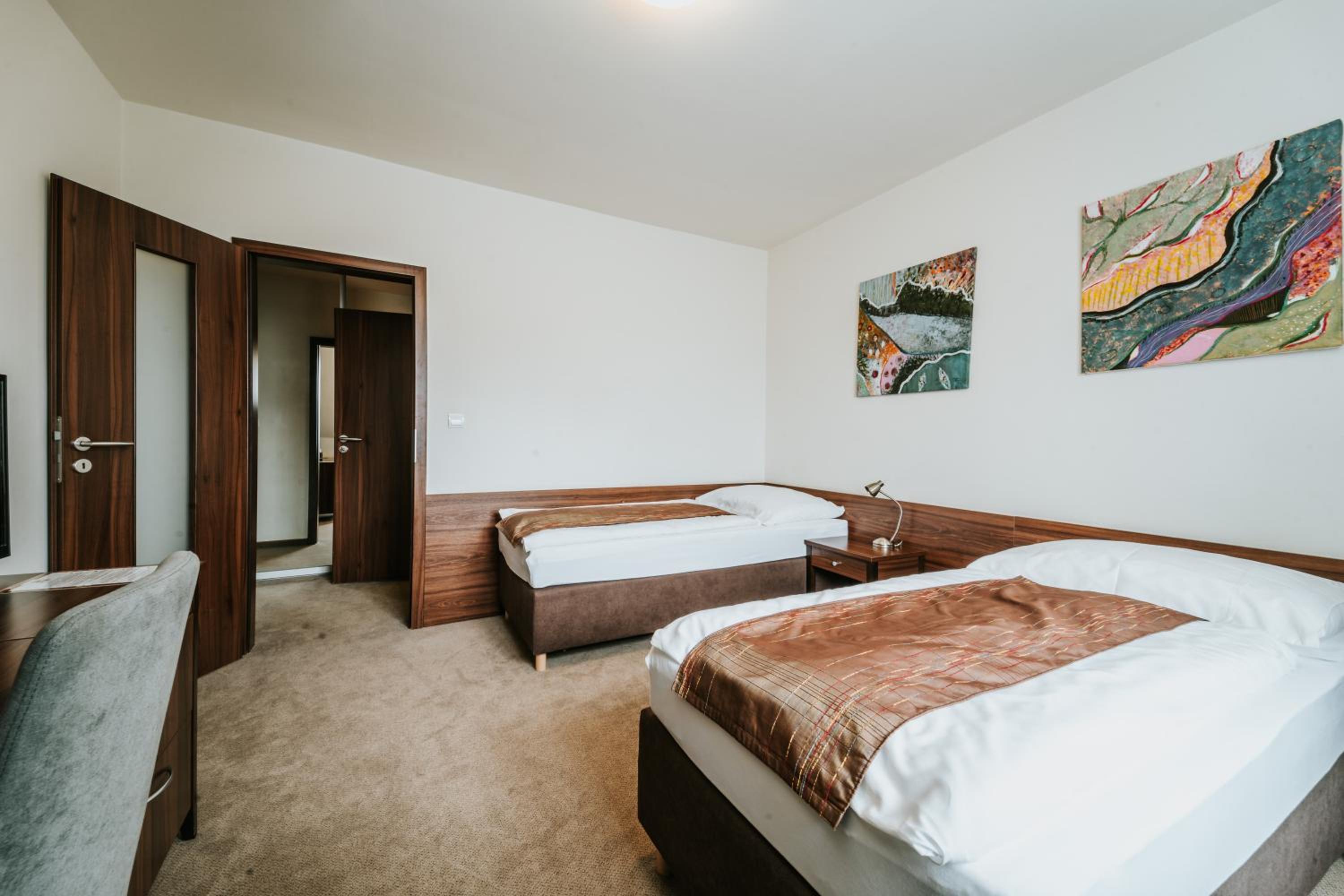 1 Bedroom, Suite, Balcony 4/10