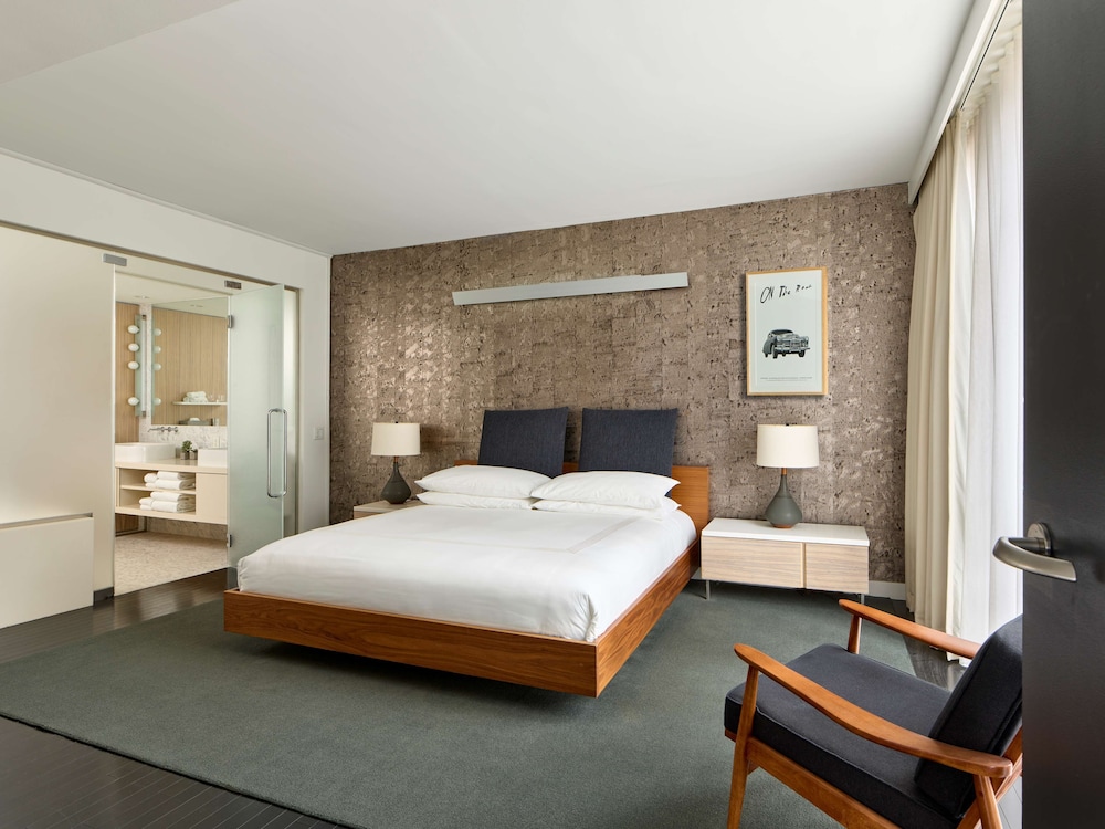 DELUXE, KING BED, ACCESSIBLE