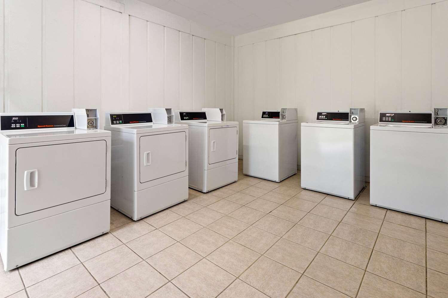 Days Inn by Wyndham Fort Pierce Midtown 10/55