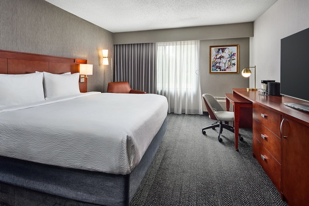 ROOM, KING BED, SOFA, ACCESSIBLE