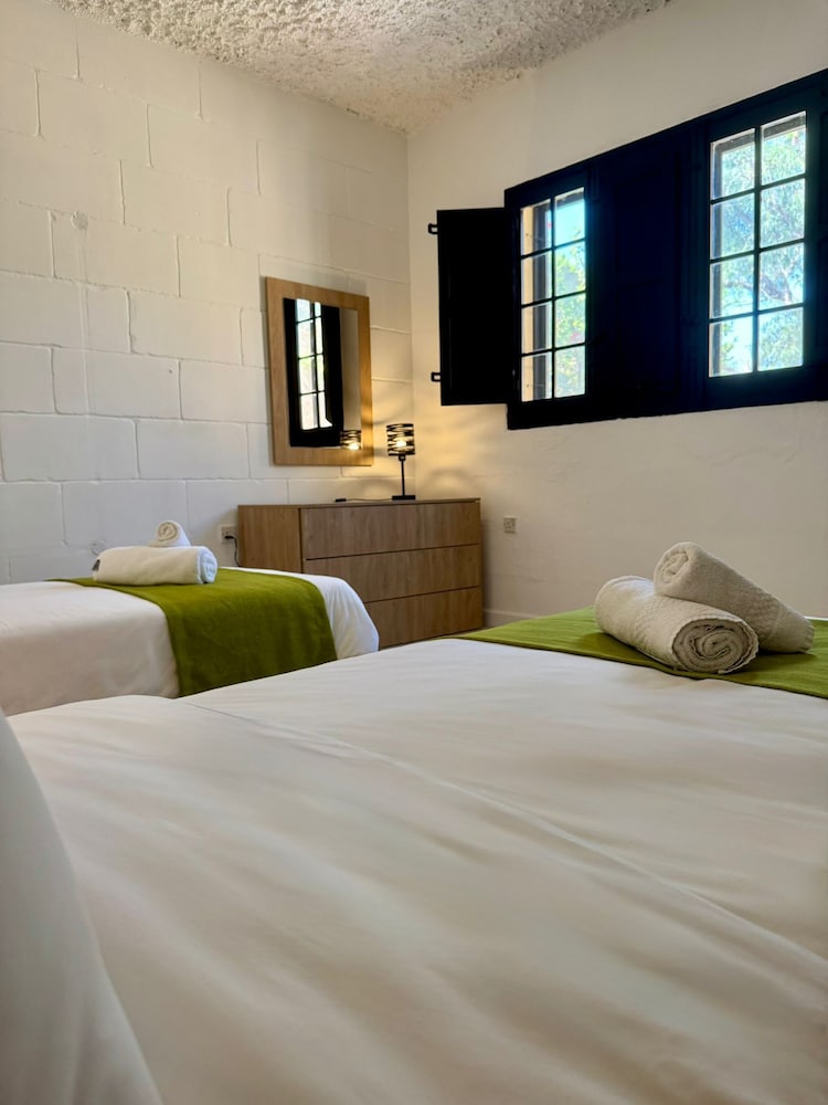 House, 1 Queen and 1 Single Bed, Corner