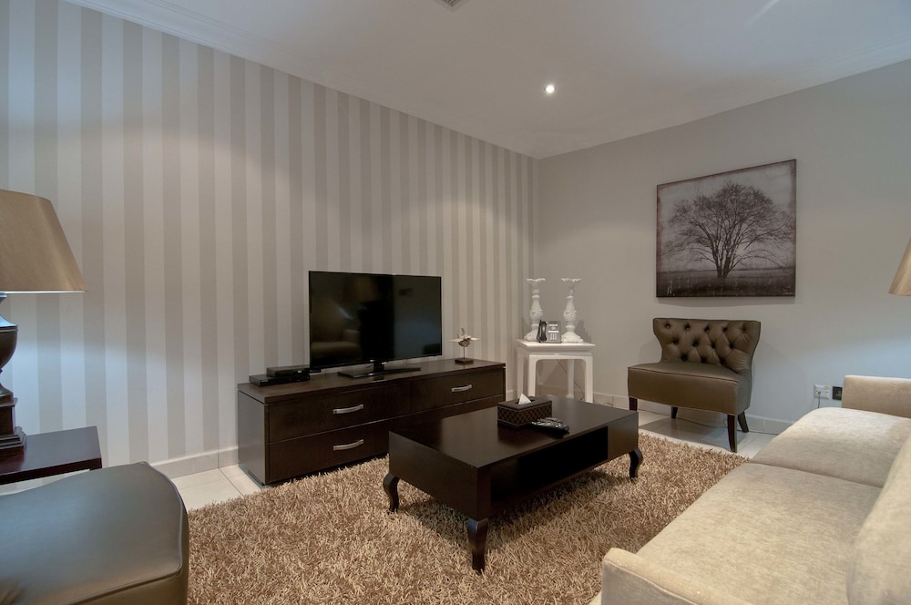 Leola Suites 22/37