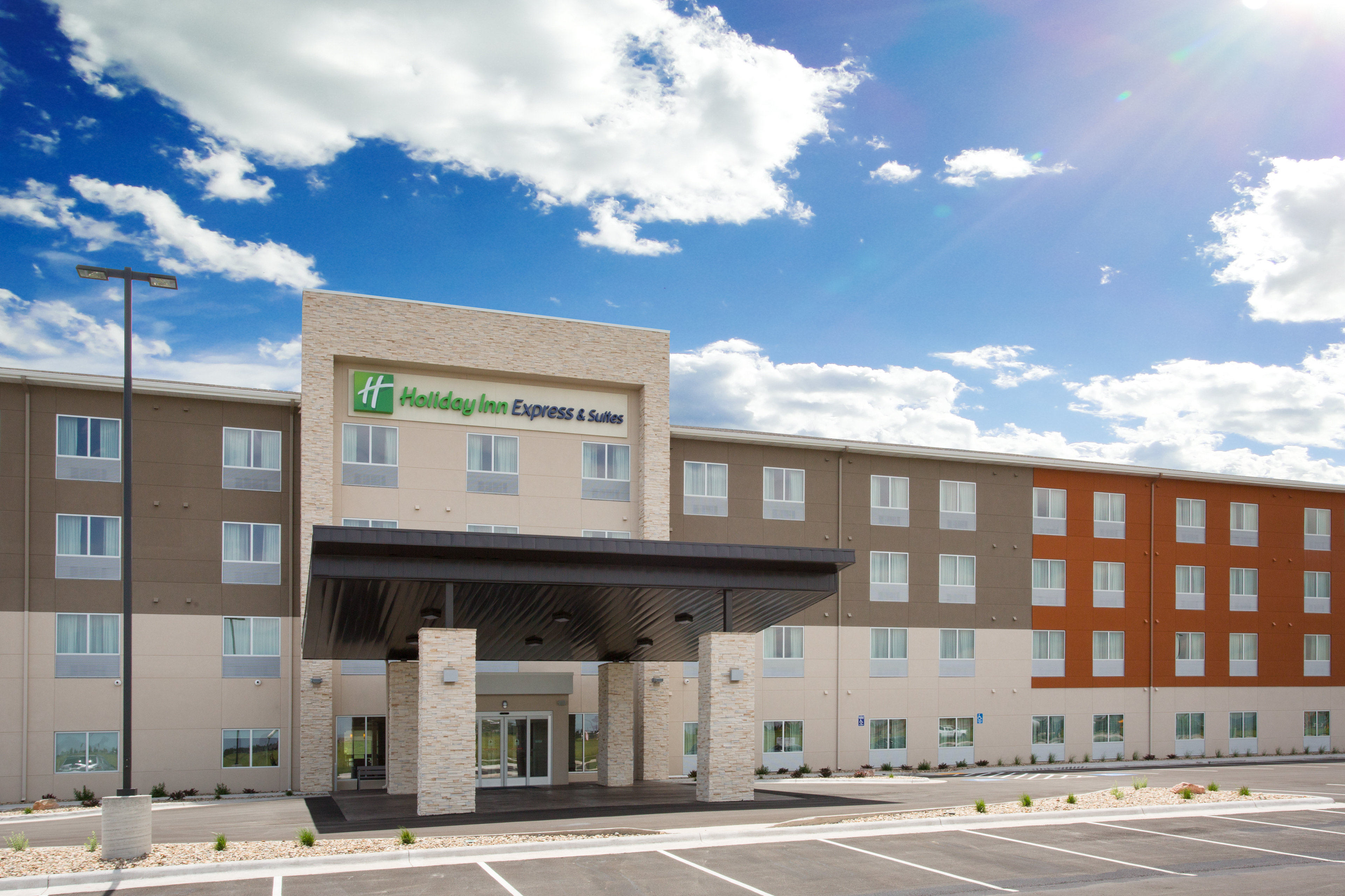 HOLIDAY INN EXPRESS & SUITES RAPID CITY - RUSHMORE SOUTH 4/50