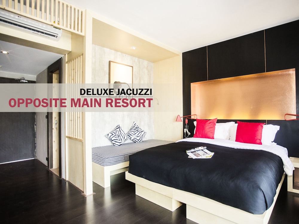 Resort, Deluxe, Suite, King Bed, Hot Tub, Main Building