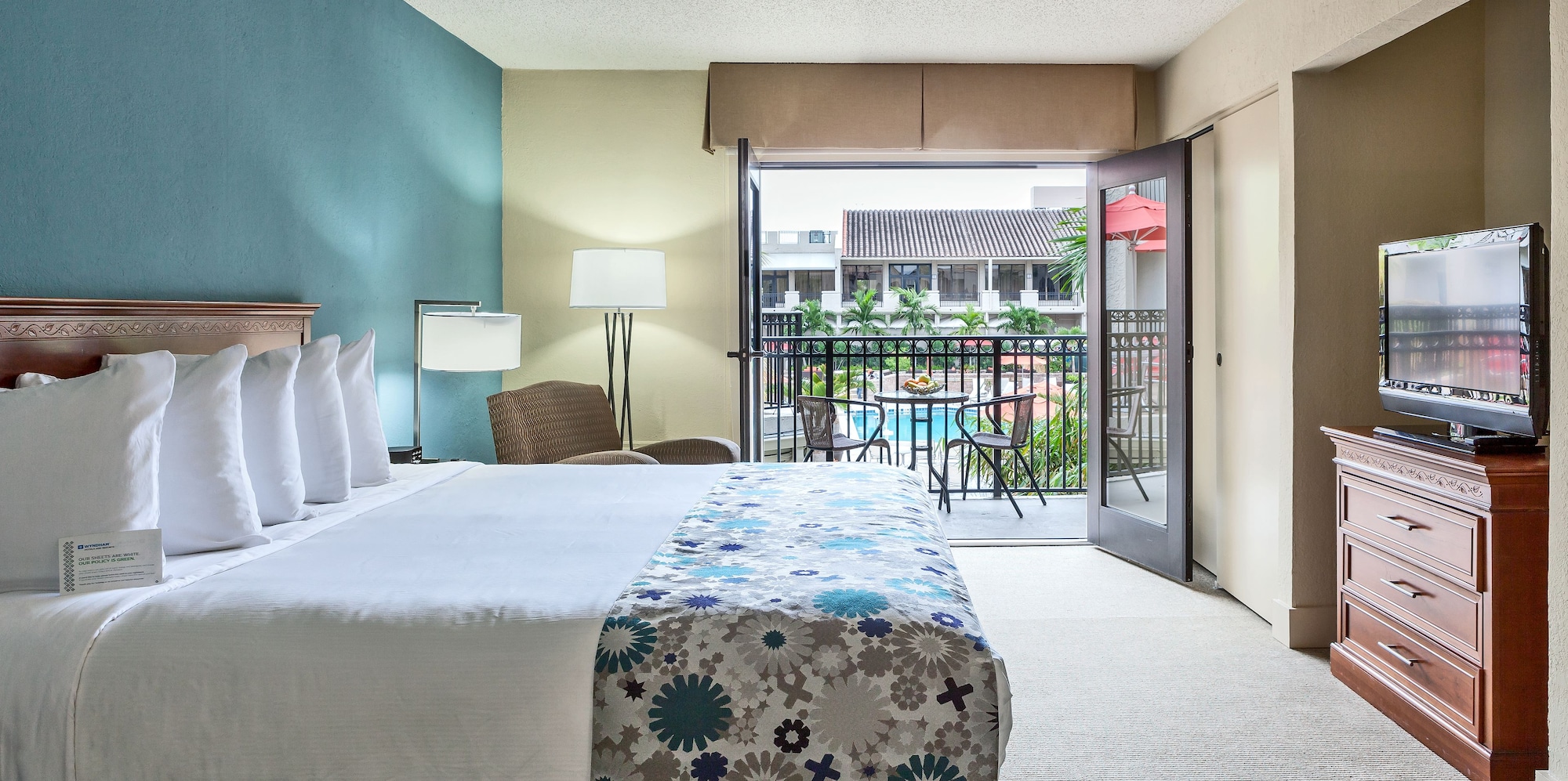 جناح بسرير كينج بإطلالة على المسبح بغرفة نوم واحدة، Wyndham Boca Raton 2/2