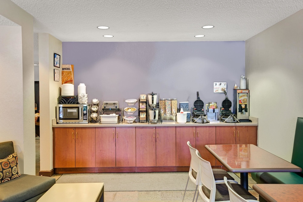 Microtel Inn & Suites by Wyndham Cherokee 22/26