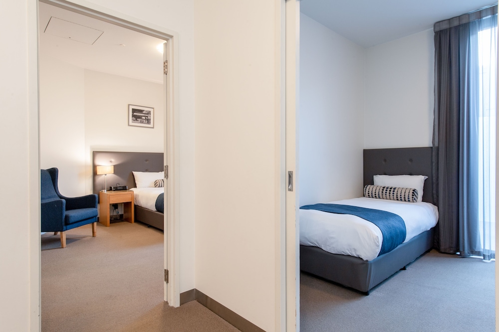 MAWSON LAKES HOTEL 24/64