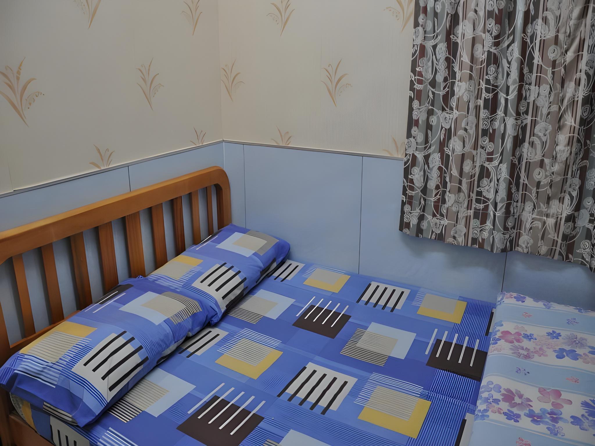 غرفة بسرير مزدوج بحمام مشترك