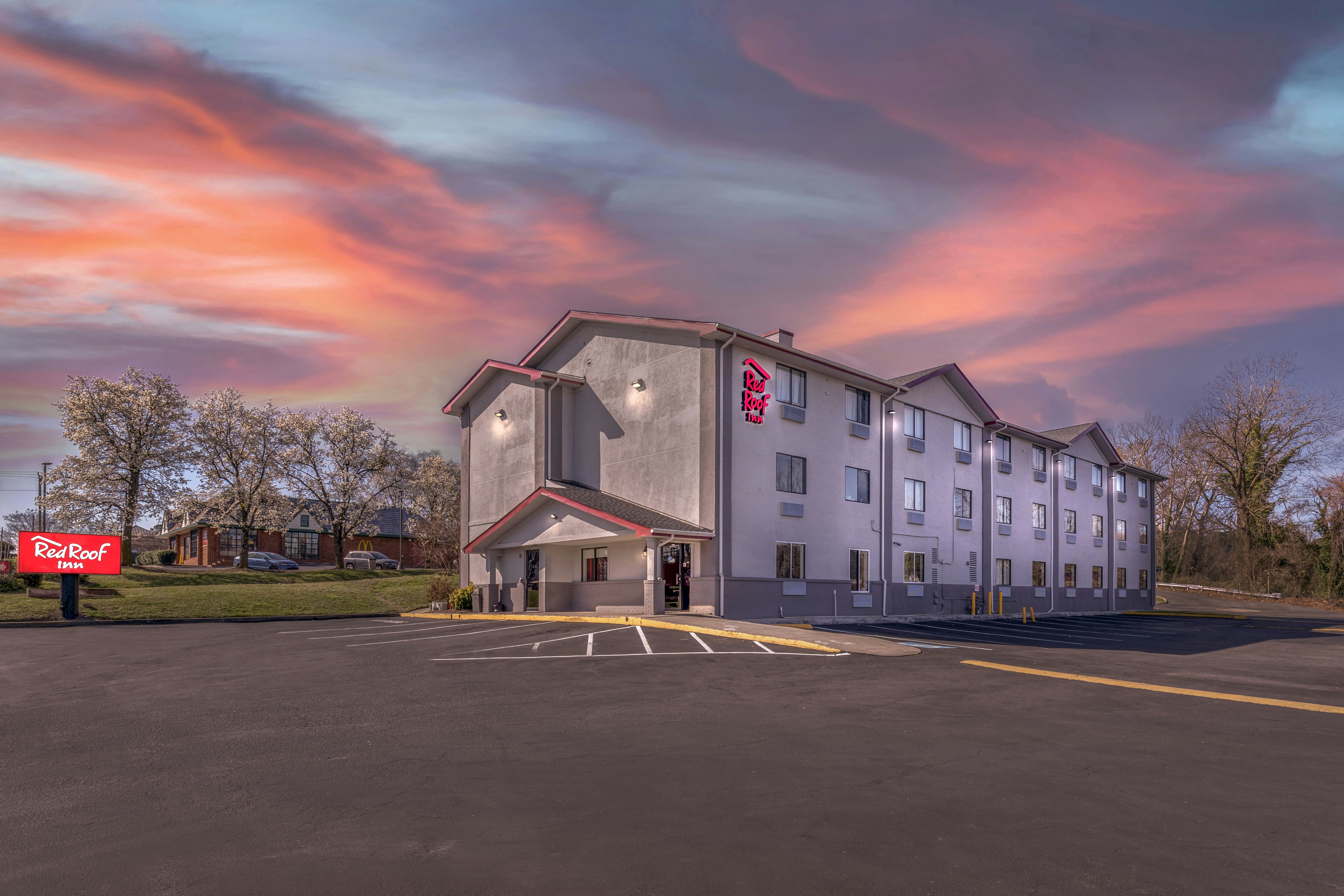 Red Roof Inn Suffolk 19/21