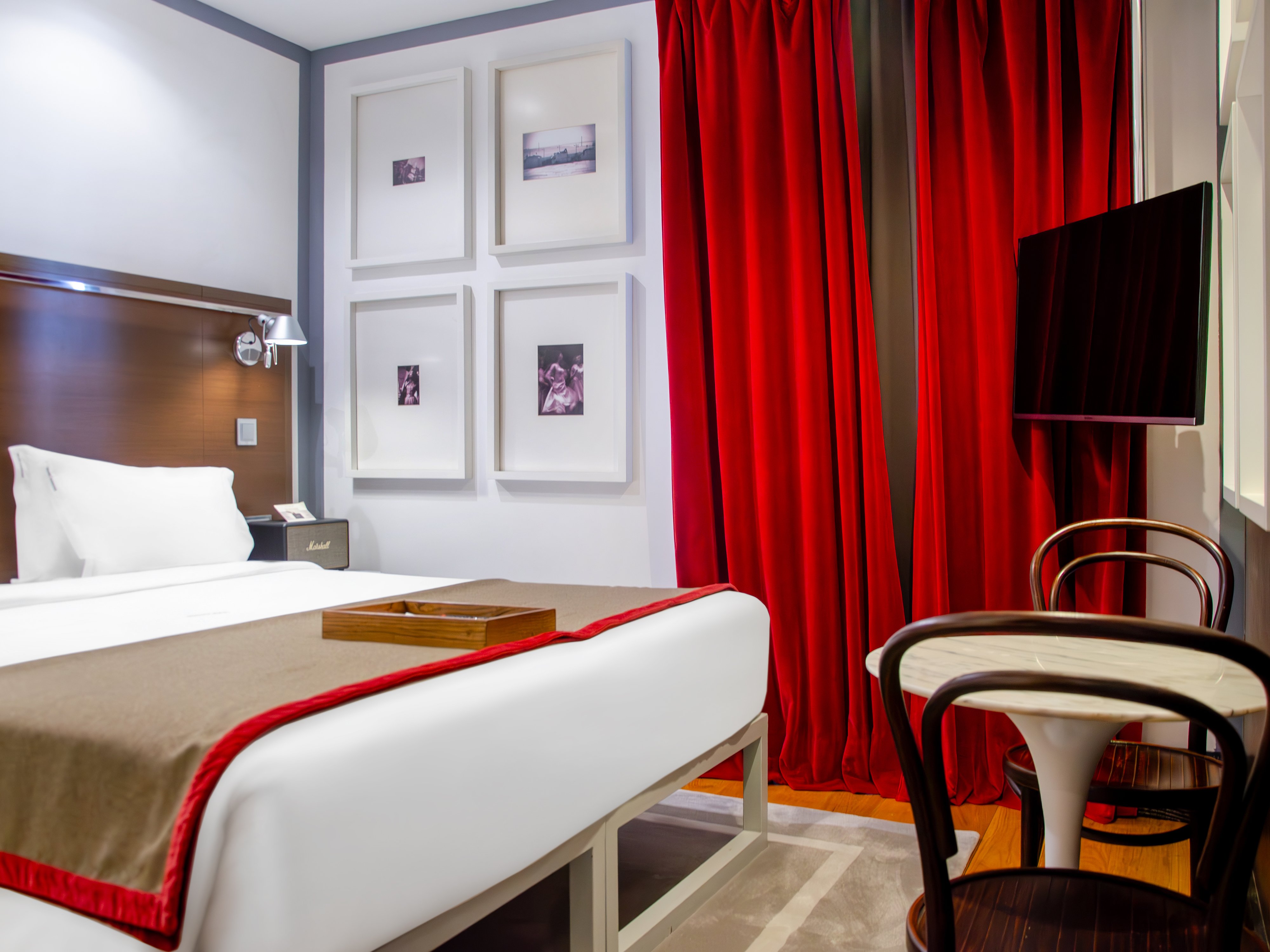Room, Queen Bed, Street View, Small