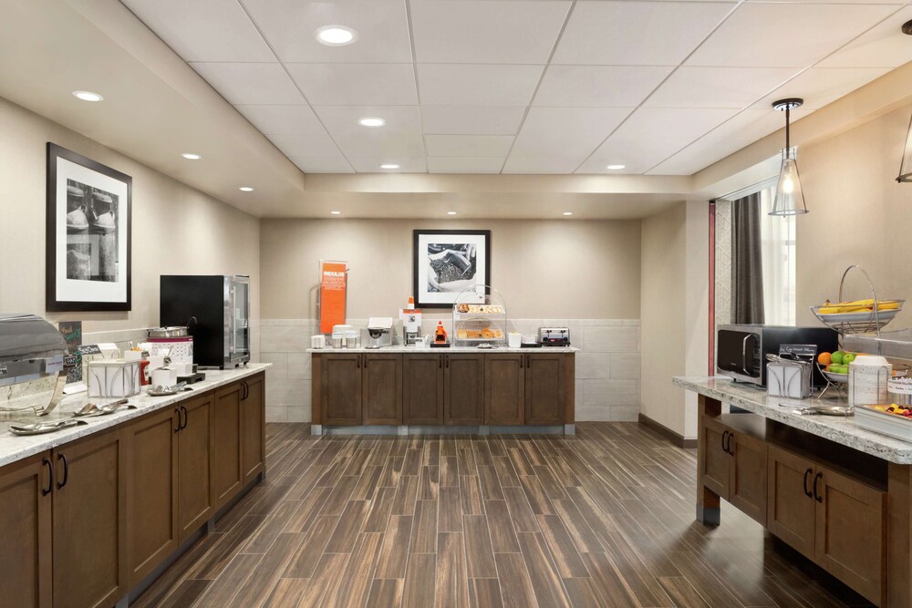 Hampton Inn and Suites Minooka 10/37