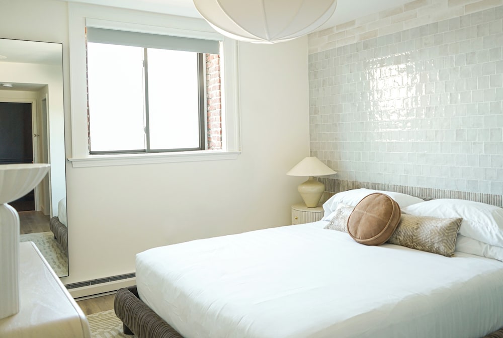 Gallery, Queen Bed