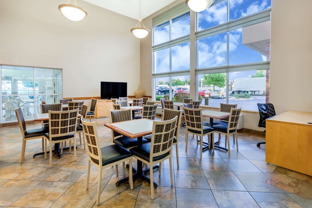 Super 8 By Wyndham Madison South 24/34