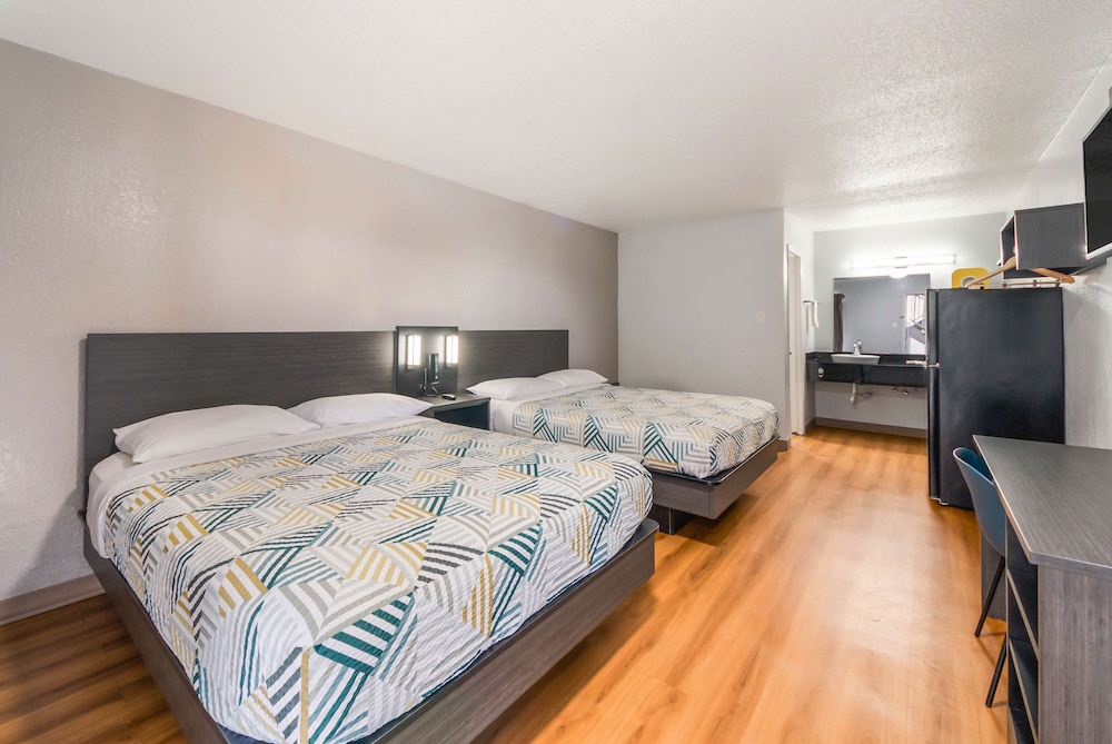 STANDARD, 2 QUEEN BEDS, KITCHENETTE