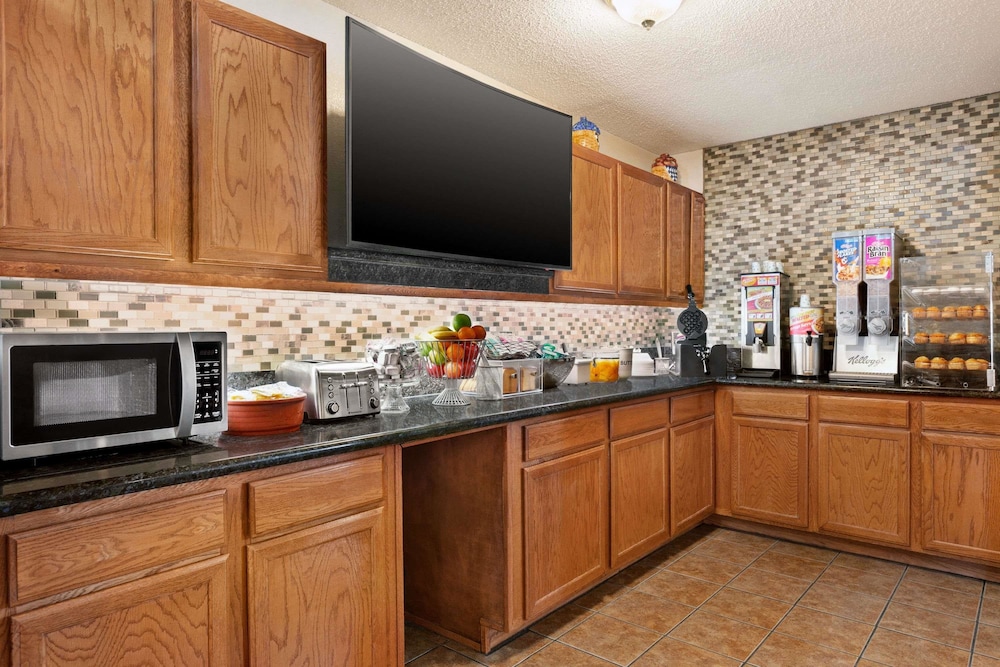 Super 8 by Wyndham Waco University Area 14/24