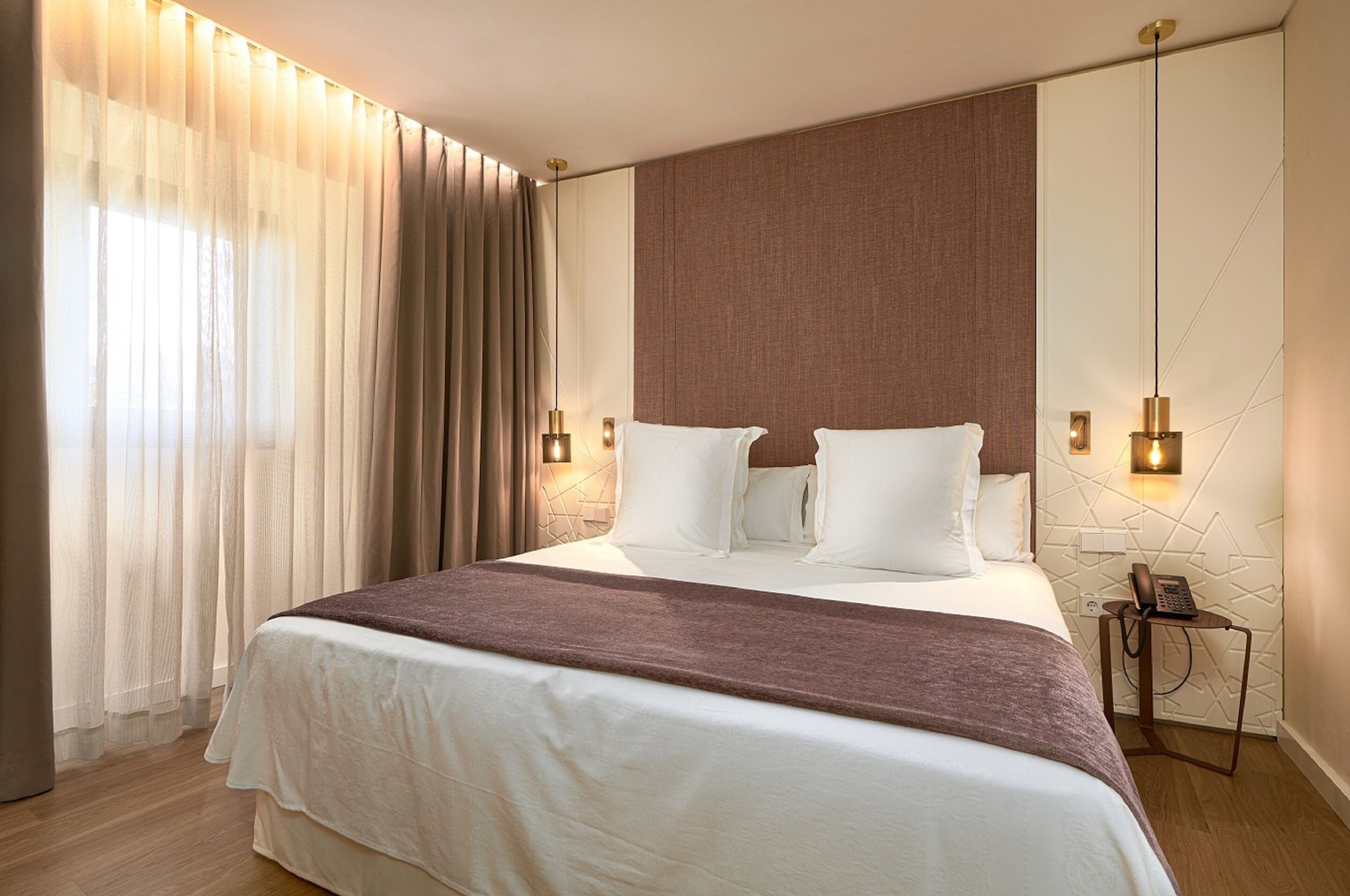 DELUXE, SUITE, JETTED TUB