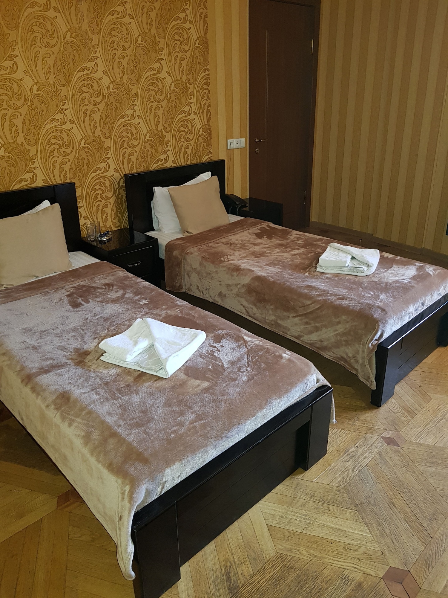CLASSIC, TWIN BEDS