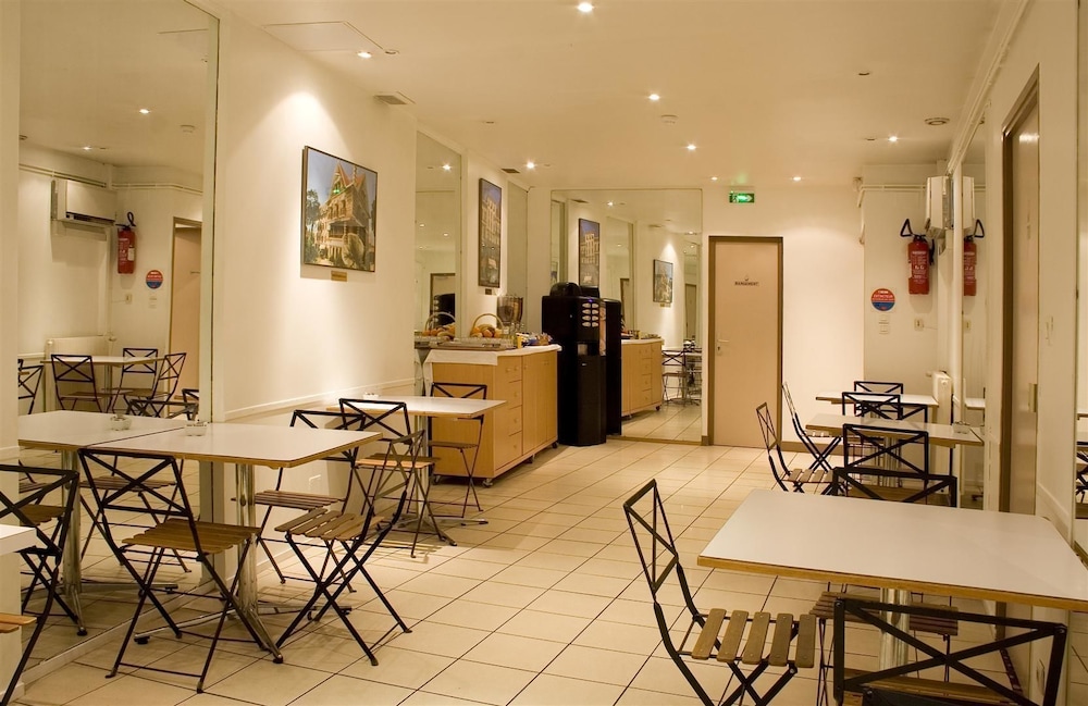 Ours Blanc Place Victor Hugo 51/67