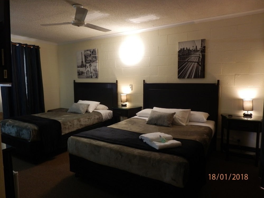 Flying Spur Motel 20/30