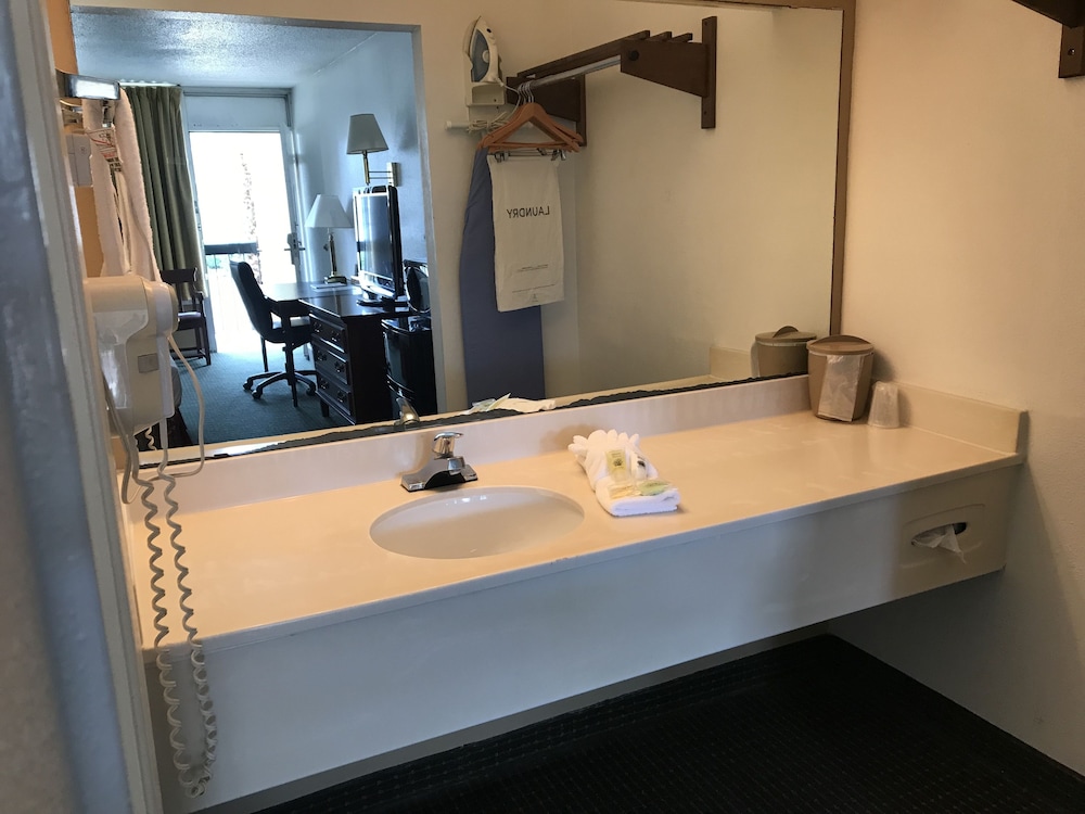 Carmel Inn Suites 10/47