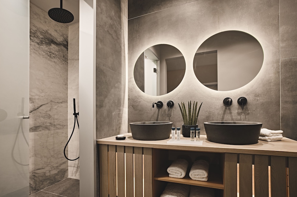 Cama Luxury Suites 54/58